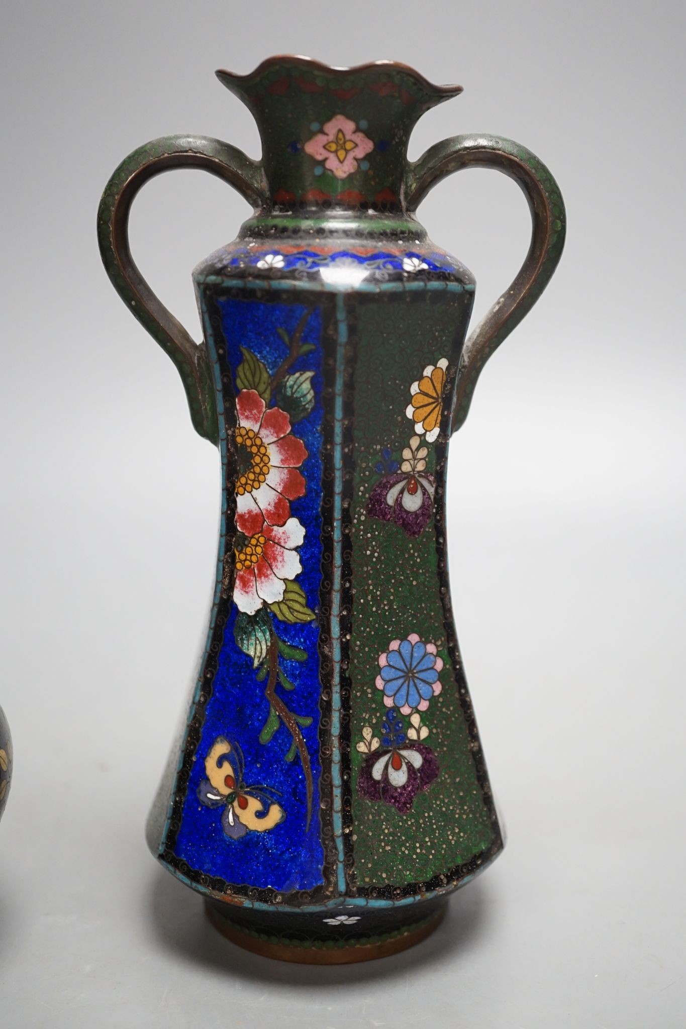 A Chinese cloisonné enamel dragon box and cover and two Japanese cloisonné enamel vessels, tallest 18cm